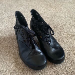 Naot Black Cutout Booties EUC